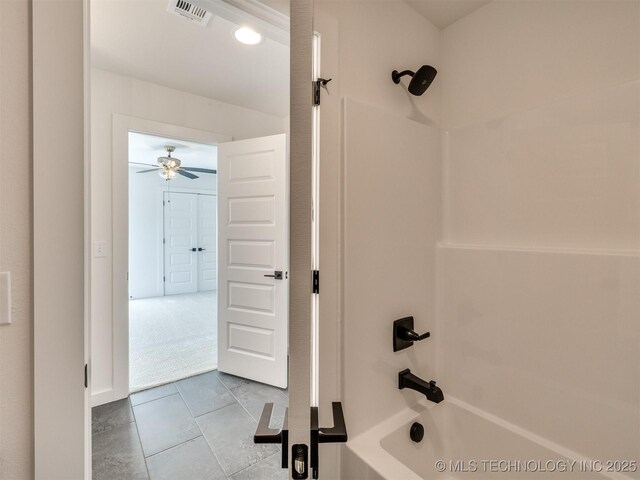 bathroom with ceiling fan and washtub / shower combination