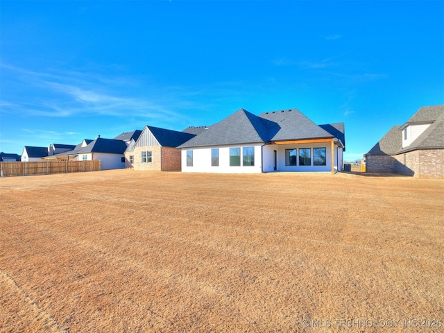 view of front of home featuring a front lawn and fence