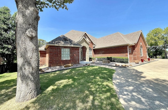 view of front facade featuring a front yard