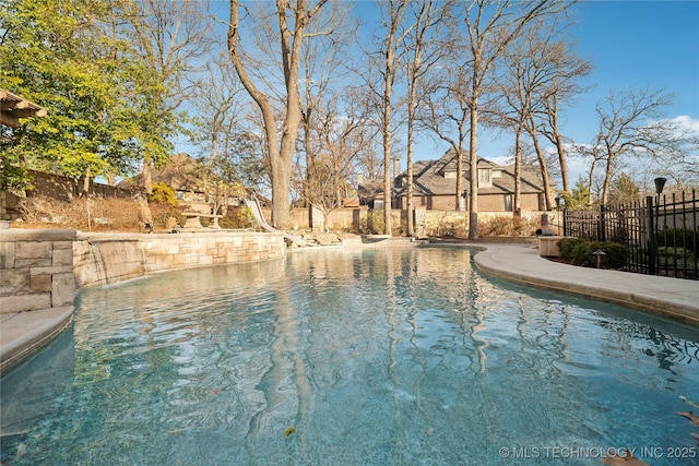 view of swimming pool