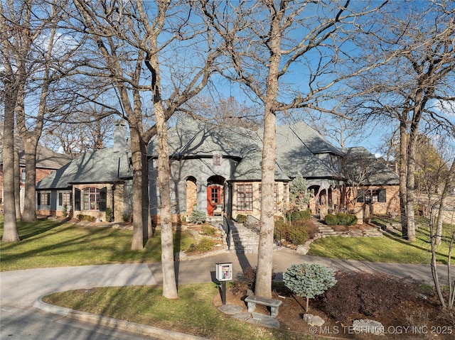 view of front of home featuring a front yard