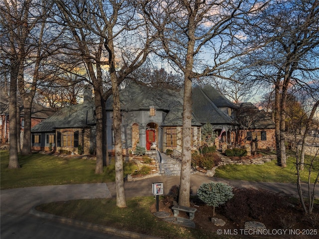 view of front of property with a front yard