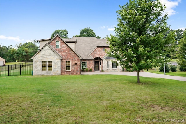 view of front of property featuring a front yard