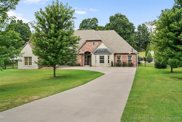 craftsman inspired home featuring a front lawn