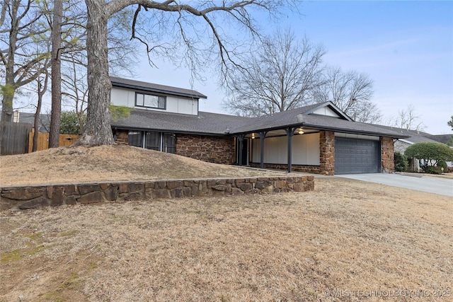 view of front facade featuring a garage and a front yard