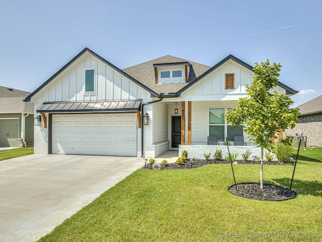 view of front facade featuring a porch, a garage, and a front yard