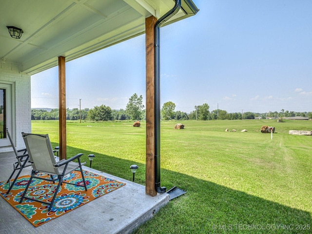 view of yard featuring a rural view