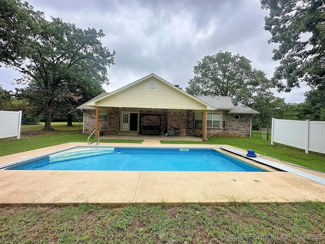 view of swimming pool with a yard