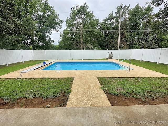 view of swimming pool featuring a yard