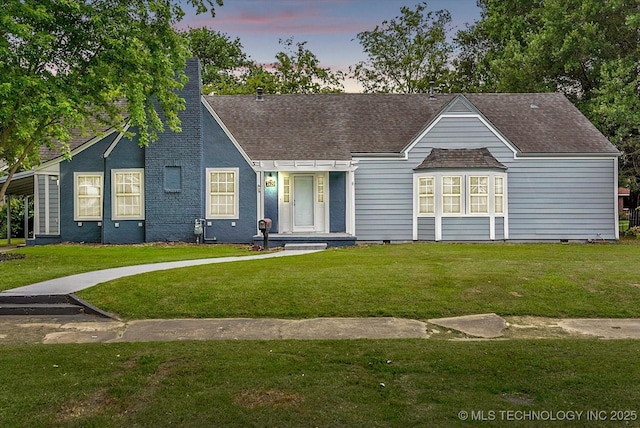 view of front of house featuring a lawn