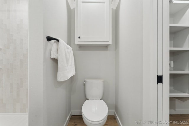 203 W Monroe Ave, Mcalester, OK 74501 - full bathroom featuring a tile shower, toilet, wood finished floors, and baseboards