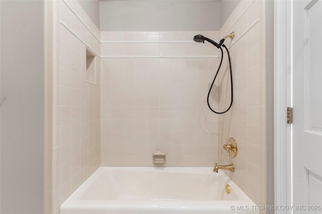 bathroom with tiled shower / bath