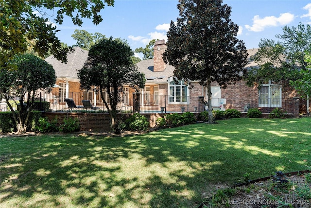 view of front of property featuring a front lawn