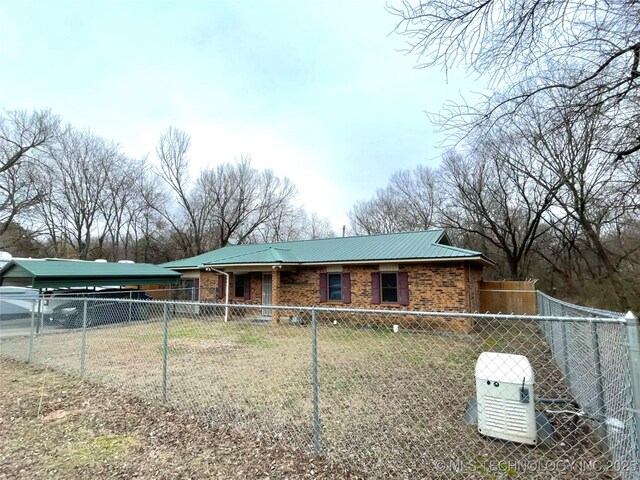 view of front facade featuring a carport