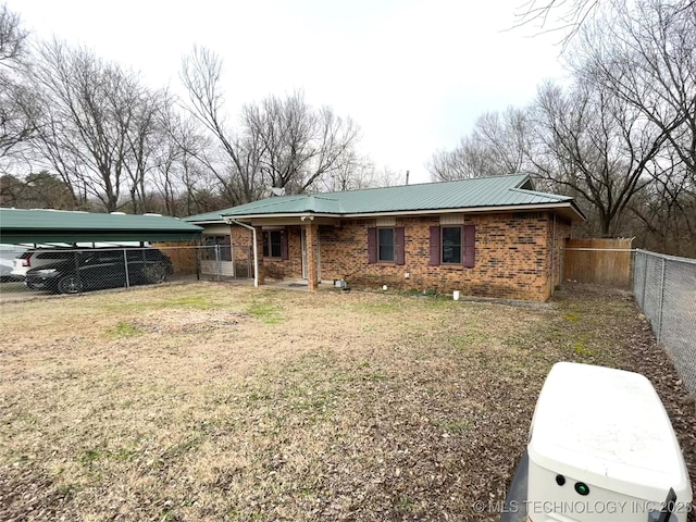 view of front of home featuring a front lawn