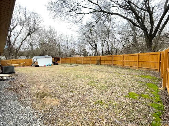 view of yard featuring a storage shed