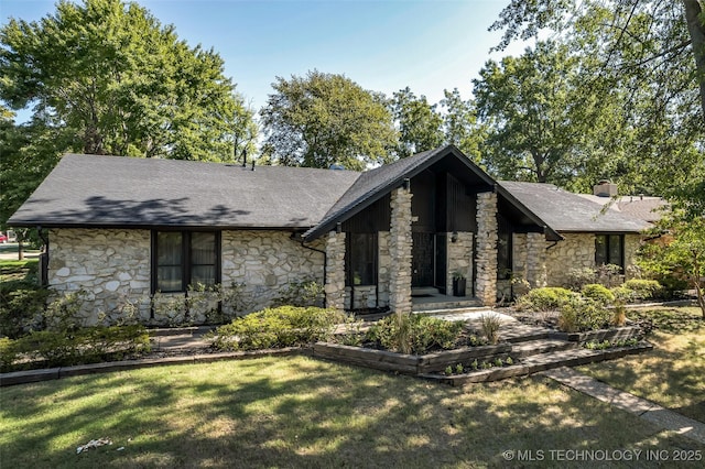 view of front of home featuring a front lawn