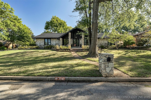 view of front of house featuring a front lawn