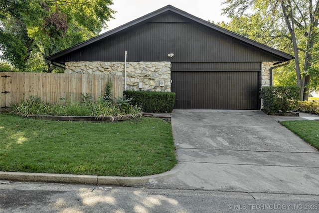 view of front facade with a front yard