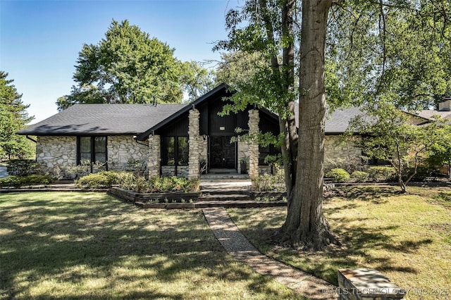 view of front facade with a front yard