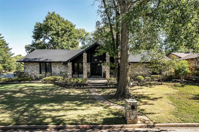 view of front of property with a front lawn