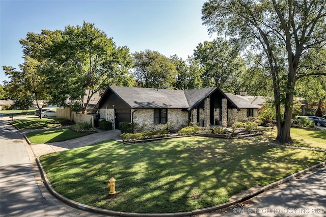 view of front of home featuring a front yard