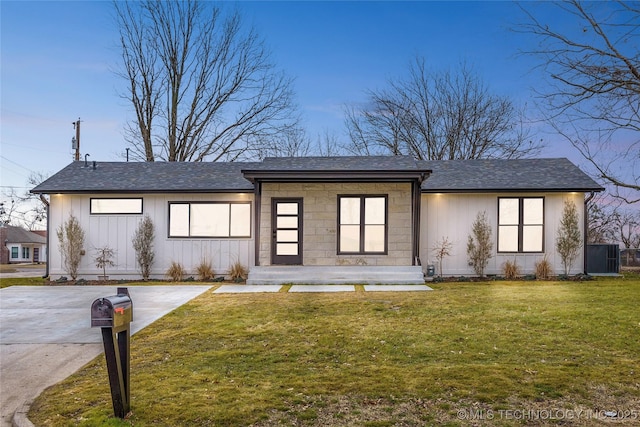 view of front of property featuring a front lawn