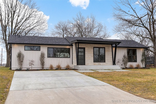 view of front of property with a front lawn