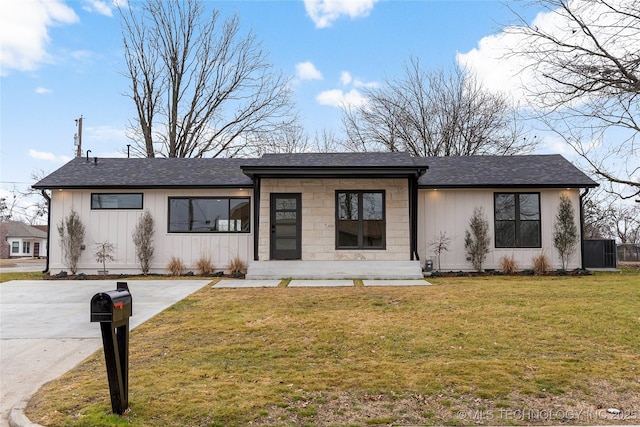 view of front of home featuring a front yard