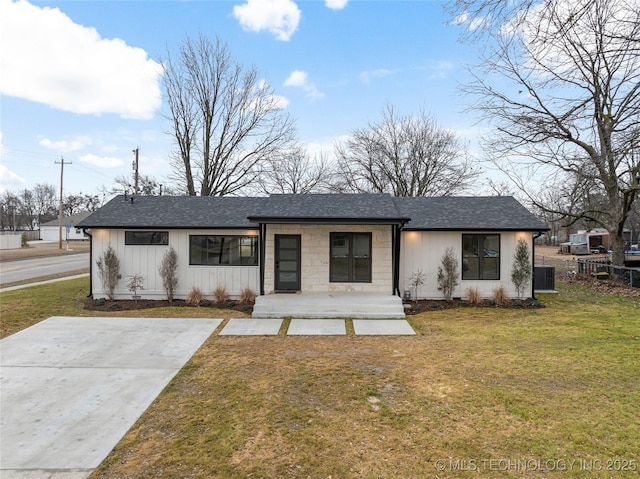 single story home featuring a front lawn