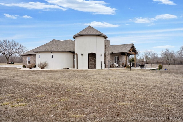 view of front facade featuring a front yard