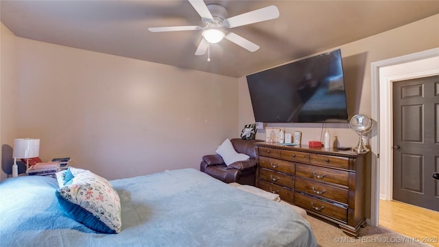 bedroom with ceiling fan