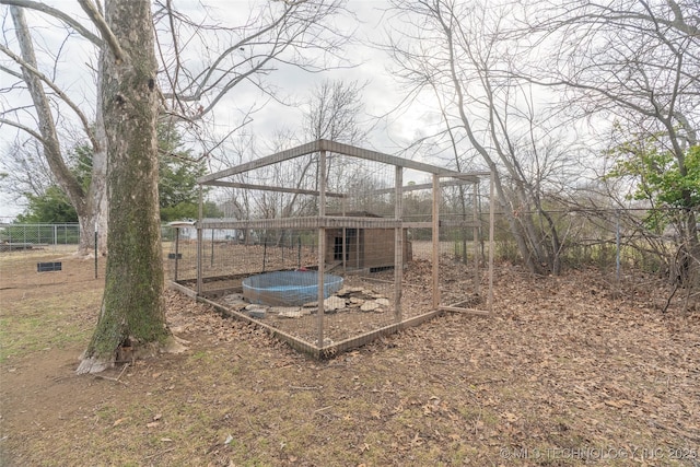 view of yard featuring an outdoor structure