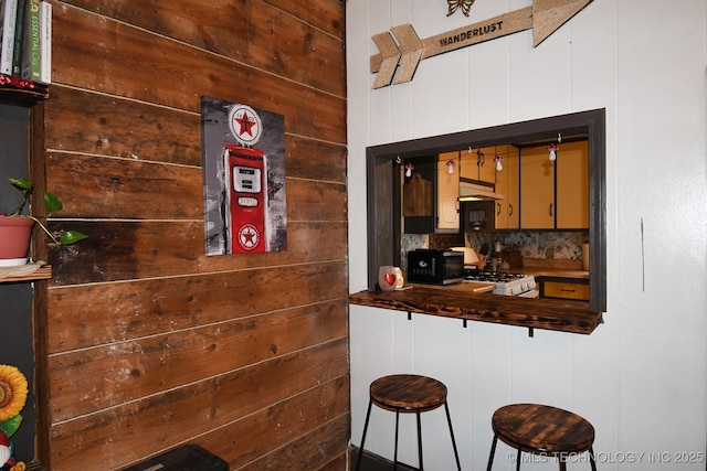 bar featuring range and decorative backsplash