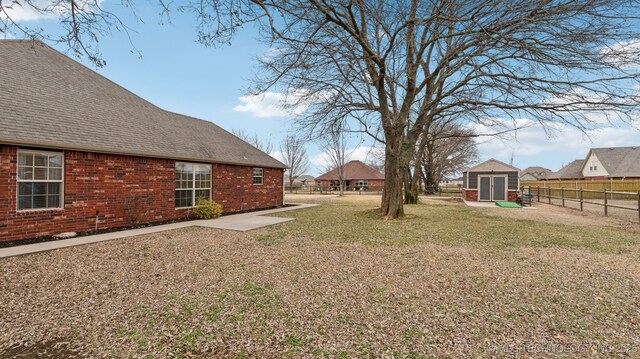 view of yard featuring a shed