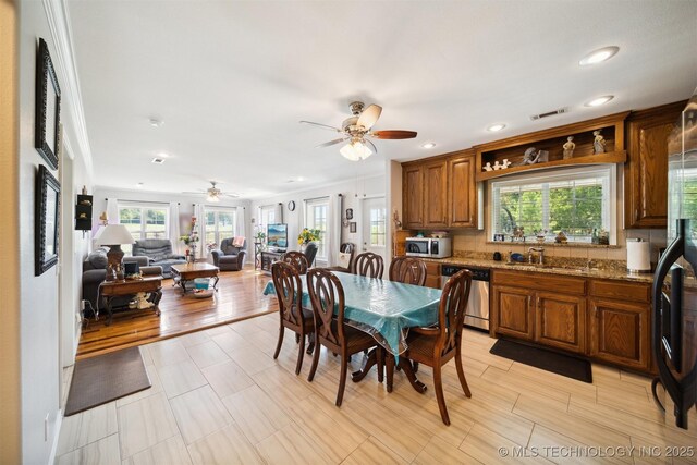 dining area with sink, ceiling fan, and light hardwood / wood-style flooring