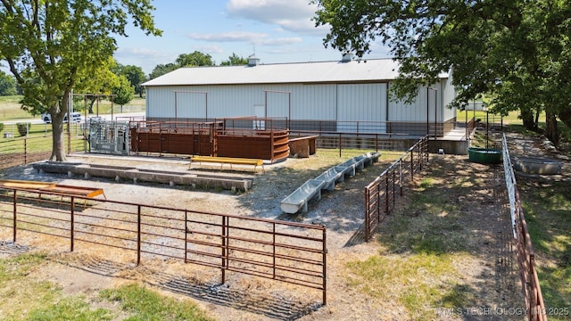 view of yard featuring an outdoor structure