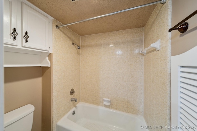 bathroom with toilet and tiled shower / bath combo