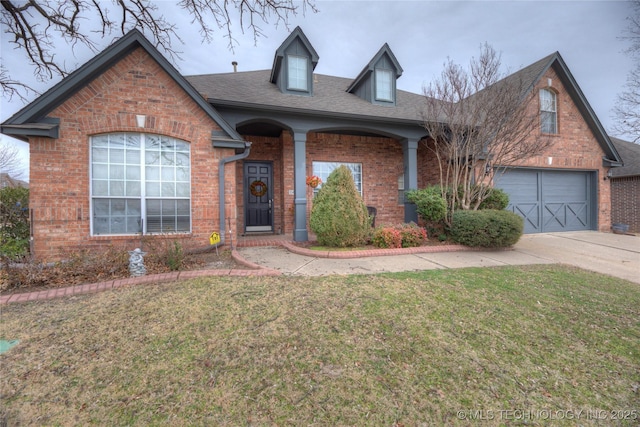 view of front facade featuring a garage and a front yard