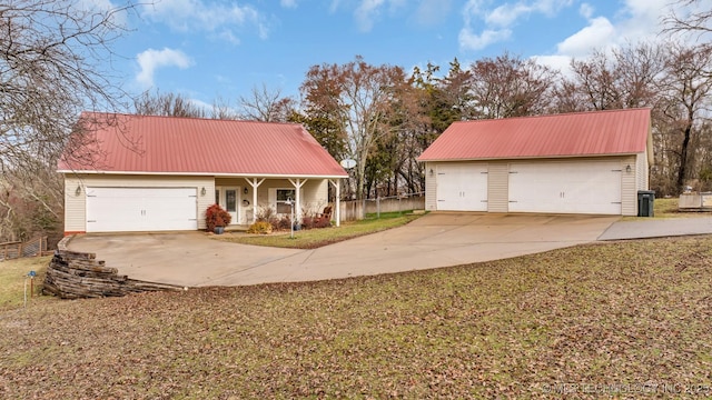 view of front facade featuring a garage and a front yard