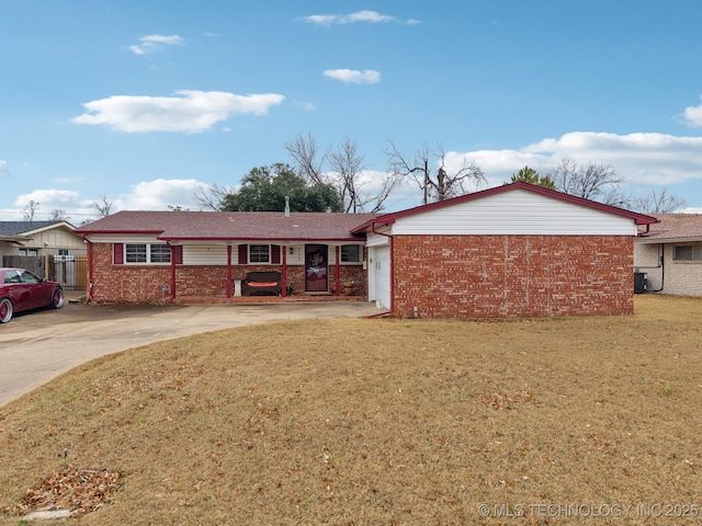 ranch-style house featuring a front yard