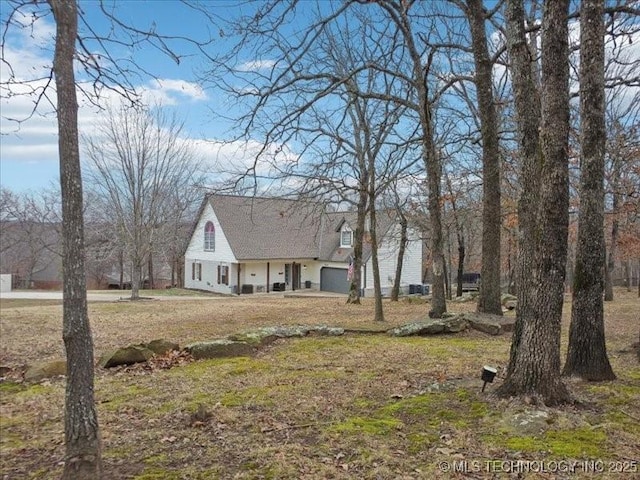 view of front of property featuring a front lawn