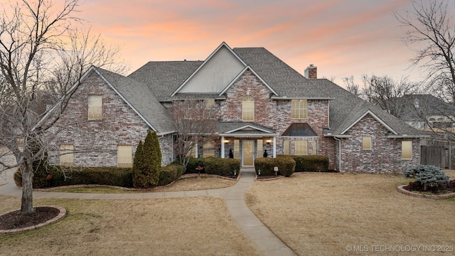 view of front facade featuring a yard