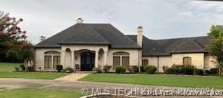 view of front of house featuring a front lawn