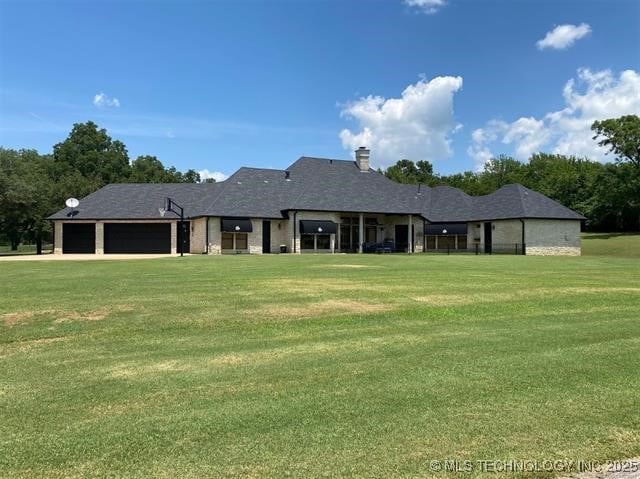 view of front of home featuring a garage and a front lawn