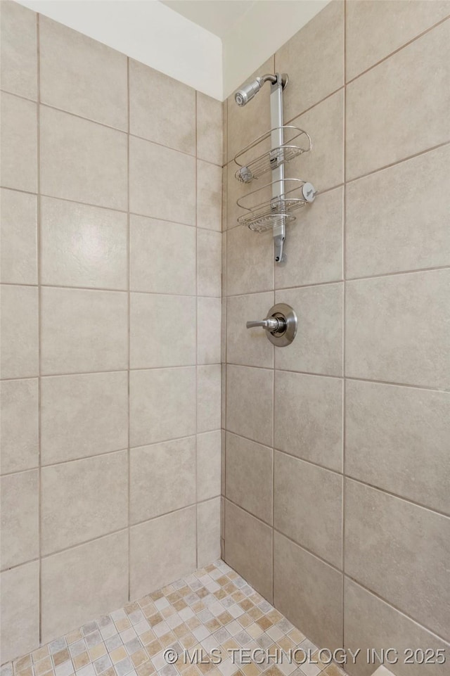 bathroom featuring a tile shower