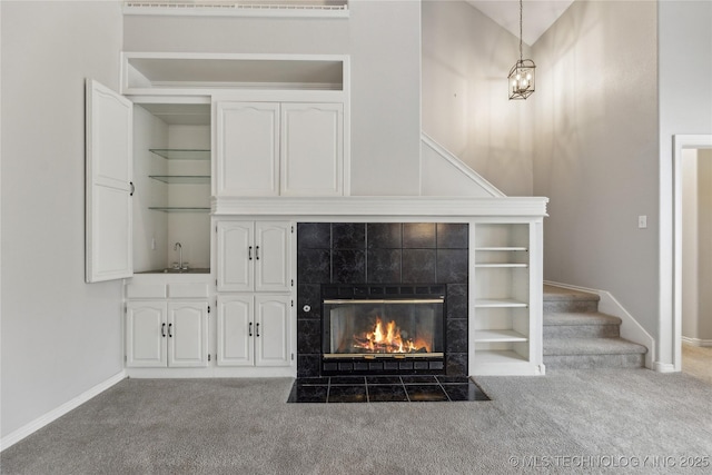 room details featuring carpet, sink, and a fireplace