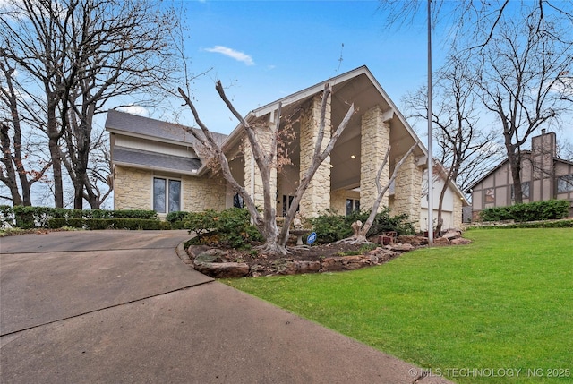 view of front facade with a front lawn