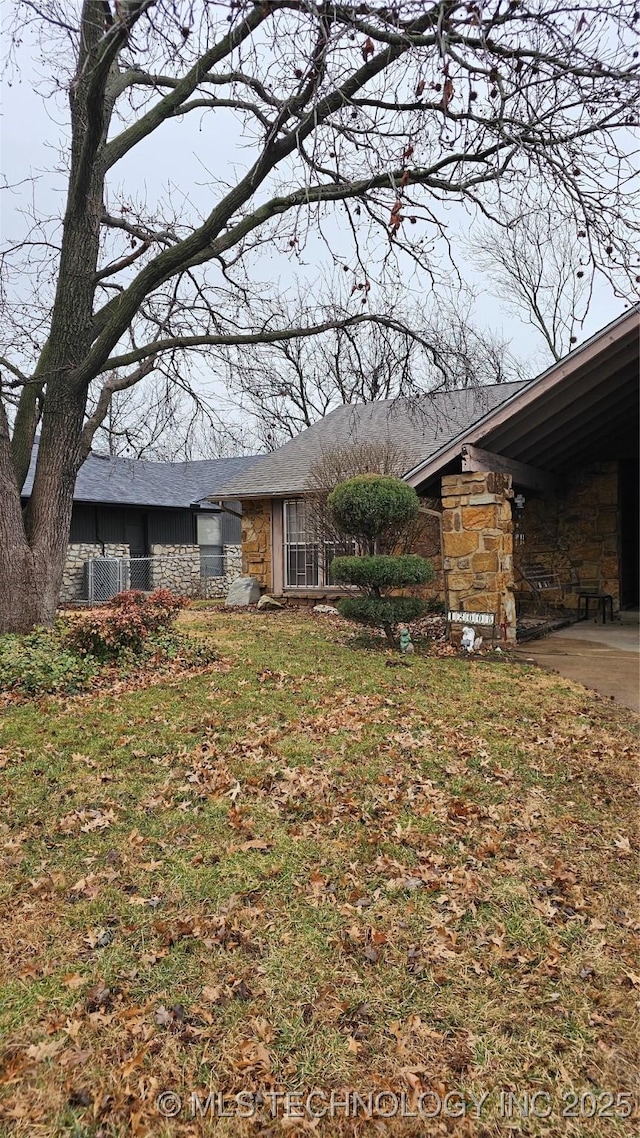 view of front facade with a front lawn