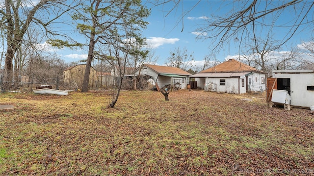 view of yard with an outbuilding